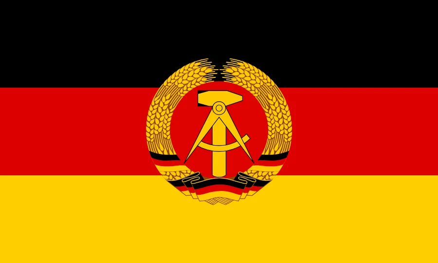 Flagge der DDR: Schwarz-Rot-Gold mit dem Staatswappen in der Mitte