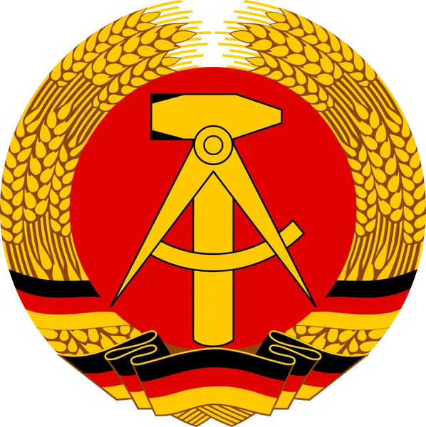 Staatswappen der DDR von 1955 bis 1990: Hammer und Zirkel auf rotem Grund im Ährenkranz mit schwarz-rot-goldenem Band